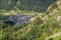 05600-Ceillac.  Le village vu du sentier montant au col de Bramousse. : 05,col,Bramousse,Ceillac