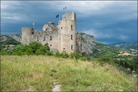 05130 - Tallard.  Le château. : 05,tallard,village,château,église