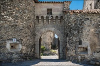 05130 - Tallard.  Le château. : 05,tallard,village,château,église
