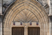 05130 - Tallard.  Le château. : 05,tallard,village,château,église