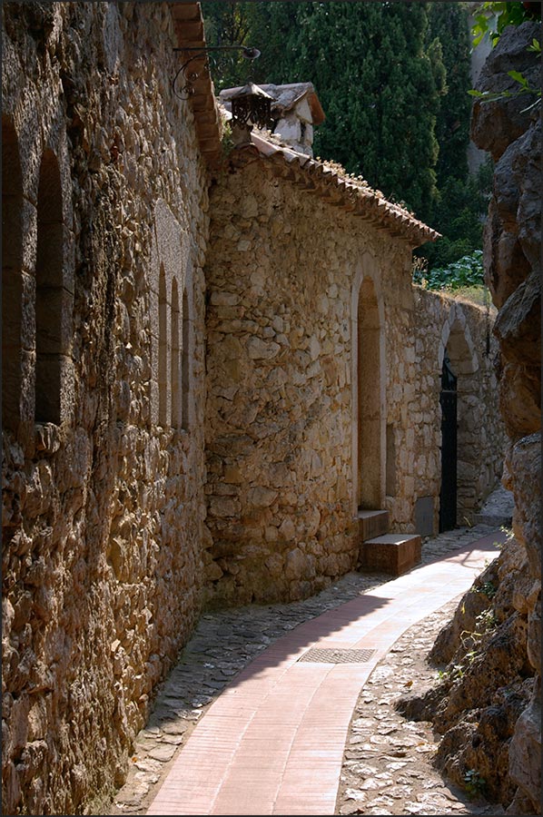 06360-Eze. 