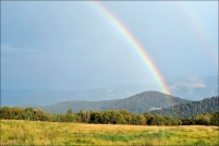 Arc en ciel vu des Trois Fours.  Au premier plan le prairie des Trois Fours plus loin "le Gaschney" et au fond à droite dans la brume le "Petit Ballon". Le 10/08/2020 Juste après un orage.