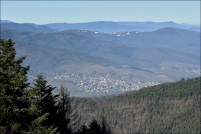 Vallée de Munster.  Le village de Walbach vu de la ruine du Château de Schranckenfels. En haut les "Trois Epis".
