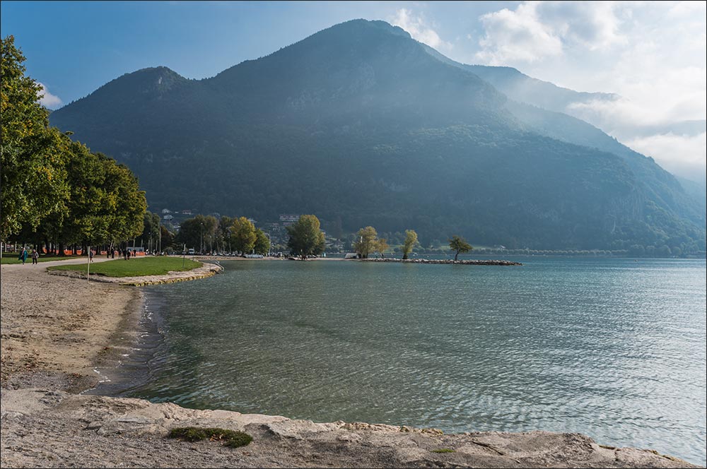 74000-Annecy. 