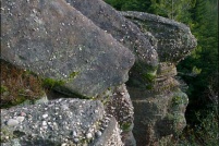 88430-La Houssière.  Roche de l'Epaxe. A 200m à l’ouest de celle des fées elle n’a pas de nom. Elle est visible depuis le lieudit « l’Epaxe ». Altitude: 656m - Coordonnées géographiques = 48° 12' 37,60" N - 6° 50' 51,65° E. Attention, le site est dangereux et non sécurisé. : 88,Houssière,roche,Epaxe