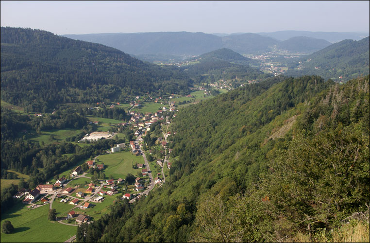 88120 - La vallée de Rochesson vue depuis la roche des ducs.