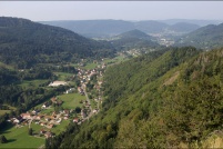 88120 - La vallée de Rochesson vue depuis la roche des ducs.