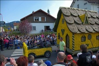 Fête des jonquilles 2011.  Une petite sucrerie messieurs-dames. (Alex et Benjamin Beausire) - 1er prix des chars espoirs. : 88,Gérardmer,fête,jonquilles