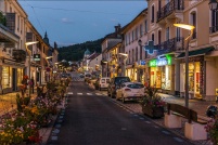 88400-Gérardmer.  La rue Charles de Gaulle à la tombée de la nuit. : 88,Gérardmer,rue,charles,gaulle